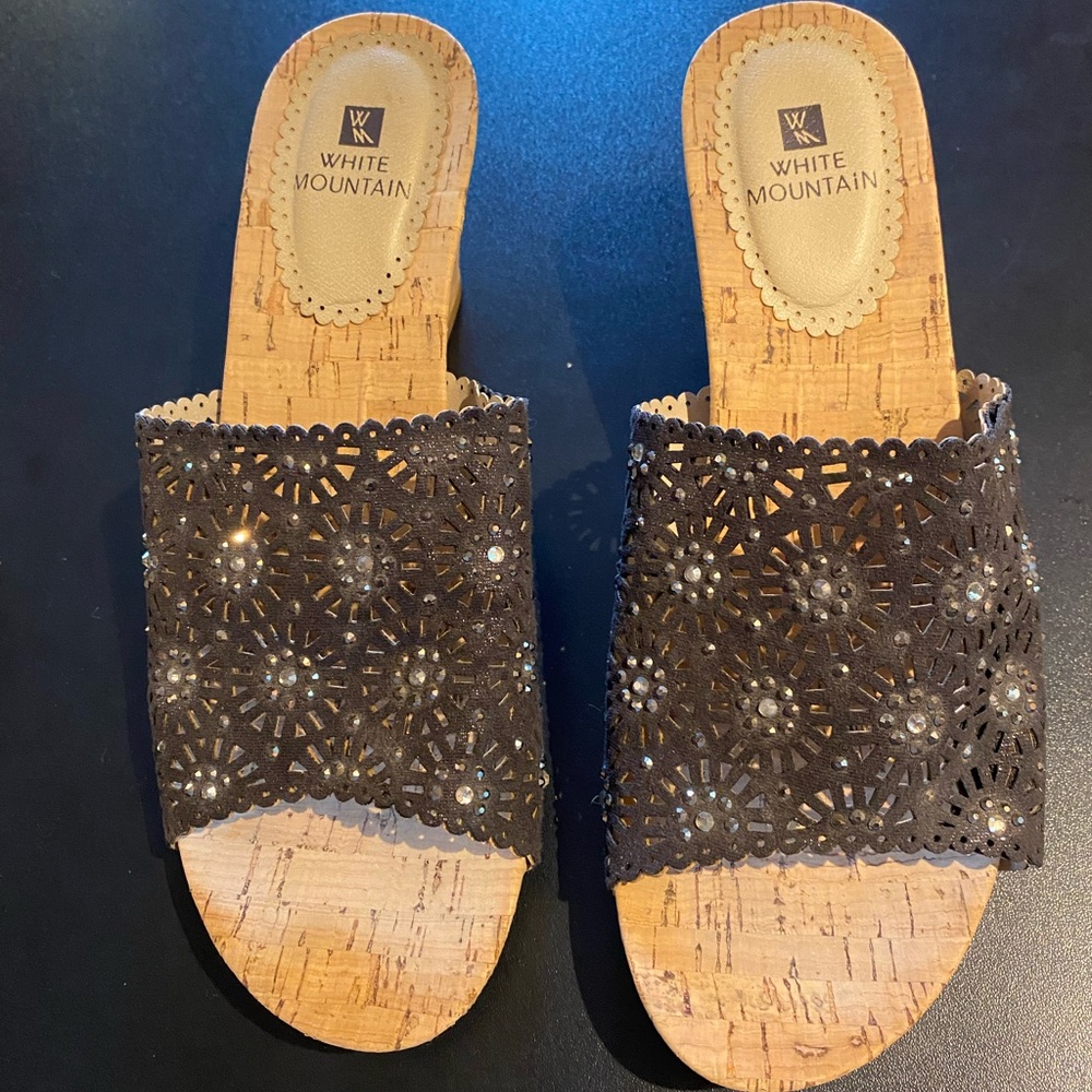 White Mountain Women's Black and Tan Sandals